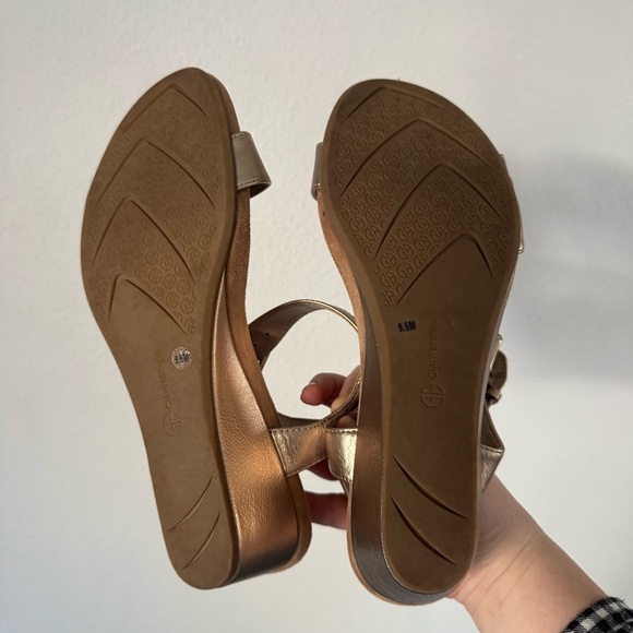 Giani Bernini Bryana Open-Toe Sandals Gold Memory Foam Wedge Metallic Size 9.5 - Picture 9 of 11